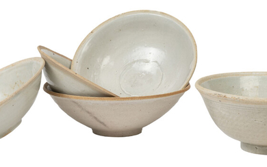 Collection 4 coupes et 1 bol en céramique, Chine, dynastie Song, le bol à glaçure craquelée, tailles diverses (éclats et fêlures)