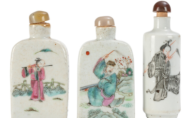 Collection de 3 flacons à priser en porcelaine, Chine, XIX-XXe s., décor de personnages: 1 orné d'un homme au fuchen (chasse-mouches) et