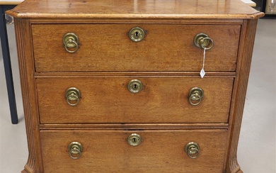 Commode à trois tiroirs en chêne avec des ferrures en laiton, début du 19e siècle,...