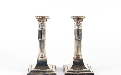 Coppia di candelieri in argento a colonna scanalata con capitello corinzio e base squadrata. Sheffield, 1897. Argentiere Henry Wilkinson (g…