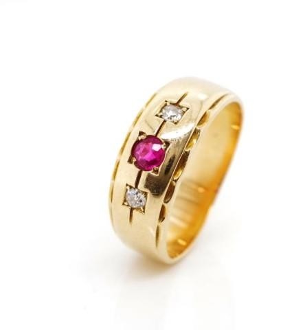 Diamond and ruby set yellow gold ring Unmarked. With feather...