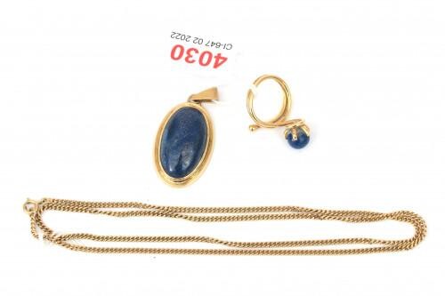 Een krt gouden set met lapis lazuli: bestaande uit een 18 krt gouden ring en een 14 krt gouden collier, 60 cm. met 18 krt gouden hanger. Ringmaat 16.5 mm. Bruto gewicht: 28.8 gram.