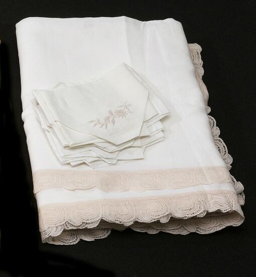 Embroidered table linen, 8 napkins
