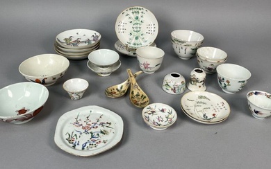 Ensemble de vingt-six pièces en porcelaine polychrome Chine, XVIIIe et fin de la dynastie Qing...
