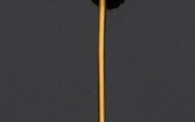 Épingle de cravate en or jaune 18K (750 millièmes) sculptée d'une tête de loup. Poids...