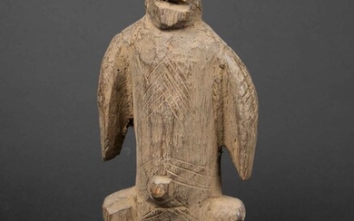 Figurine anthropomorphe de forme stylisée en bois avec ancienne patine et marques d’usages. Losso, Togo,...
