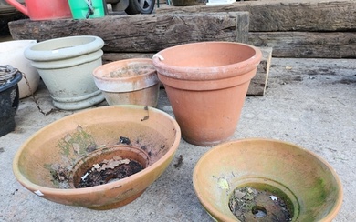 Four terracotta plant pots the largest being 26cm tall
