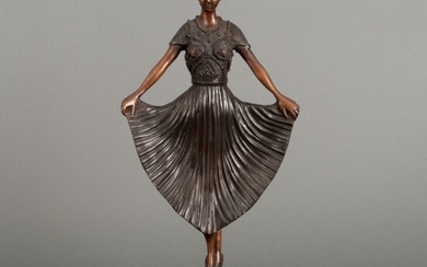 Gepatineerd bronzen beeld in de vorm van een vrouw,...
