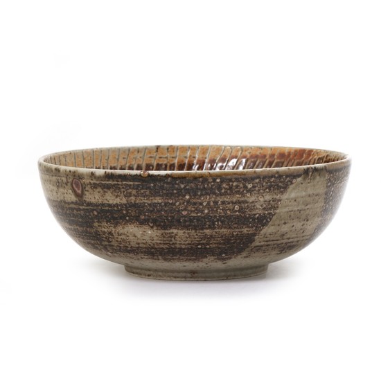 Gerd Hiort-Petersen: Circular stoneware bowl, the inside with incised relief decor and brown and grey glaze and some unglazed parts.