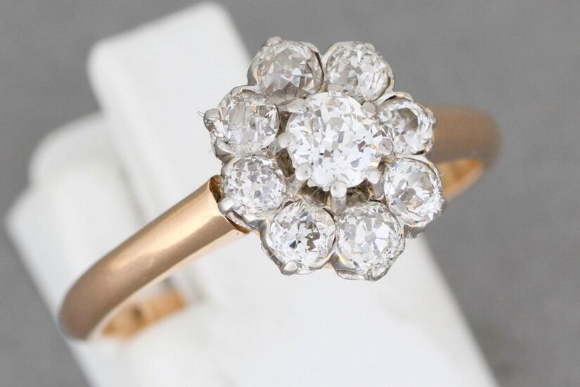 Gold and platinum "flower" ring set with diamonds - Gross...