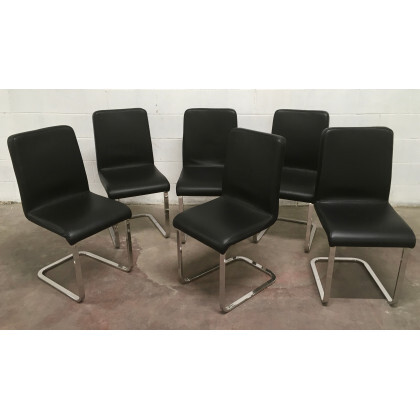 Gruppo di sei sedie con struttura in metallo cromato, sedute e spalliere in vinilpelle. Italia, anni '70. (cm 43x92x45)