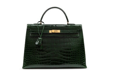 Hermès - Borse Kelly Sellier 35 cm Bag, 1988 Green alligator leather 35 cm Kelly Sellier Bag, gold tone hardware, 1988, with dustbag (very slight defects). This bag is subject to Cites export/import restrictions and will require export/import permit to...