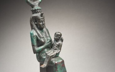 ISIS LACTANS EN BRONZE Art égyptien, époque ptolémaïque, 332 -30 av. J.-C.Figure de la déesse...