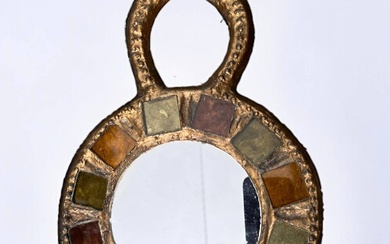 Irena JAWORSKA (1925-2021) Miroir circulaire à attache en plomb doré et inclusions de mosaïques en...