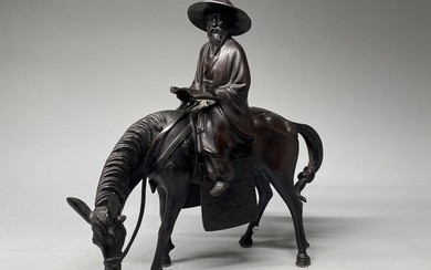 JAPON, début XXe. Groupe en bronze, représentant toba sur sa mule, un rouleau dans les...