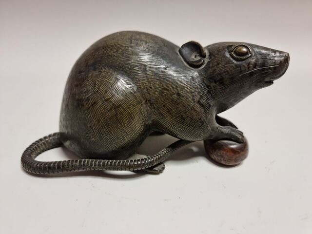JAPON, époque MEIJI. OKIMONO en bronze figurant un rat tenant un fruit dans ses pattes...