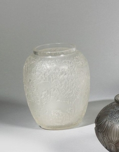 LALIQUE FRANCE «Biches», modèle créé en 1932 Vase …