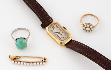 Lot de bijoux comprenant : - OMEGA Une montre de dame. Boîtier rectangulaire en or...