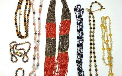 Lot of beaded necklaces. Coral, Murano, glass, etc.