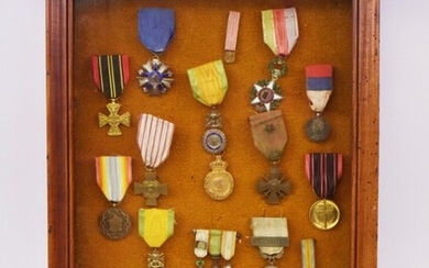 [MILITARIA] Encadrement contenant 16 médailles dont: - Croix du combattant volontaire de la Résistance 1954...
