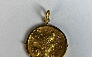 Médaille en or jaune 18K (750°/°°) repoussé... - Lot 30 - SGL Enchères - Frédéric Laurent de Rummel et Peggy Savidan