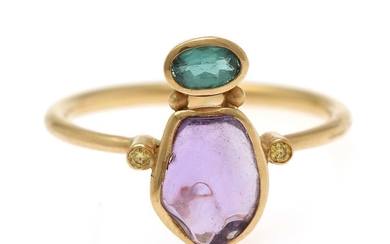 Natascha Trolle: A ring set with a purple sapphire, a green tourmaline and two brilliant-cut diamonds, mounted in 18k gold. Size 58.