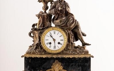 Orologio da tavolo in bronzo dorato con figura allegorica