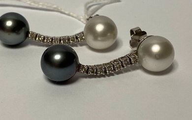 PAIRE DE PENDANTS D’OREILLES en or gris 18 K (750 millièmes) ornée de perles de...