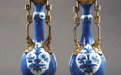 PAIRE DE VASES en porcelaine de Chine, montés en lampePorcelaine : Chine, règne de Kangxi...