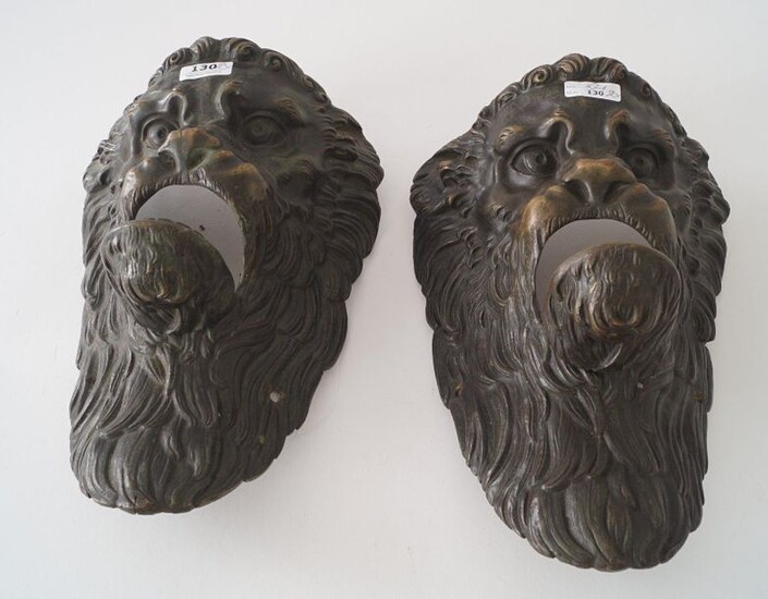 Pair of bronze gargoyles in the shape of lion heads, 19th/20th century, l. 30 cm (2x)