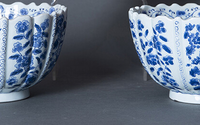 Pair of oriental style centers in white and blue enameled porcelain with Altfield marks. Measurements: 14x25 cm. Exit: 125uros. (20.798 Ptas.)