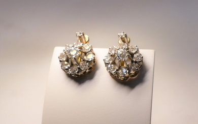 Paire de boucles d'oreille en or comprenant 10 petits diamants chacune. Poids brut : 4,2g...