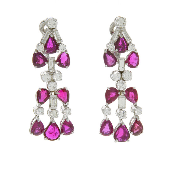 Paire de pendants d'oreilles or gris 750 sertis de rubis taille poire rehaussés de diamants taille baguette et brillant