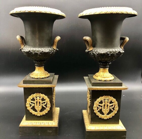 Paire de vases Médicis en bronze patiné et... - Lot 130 - Conan Hôtel d’Ainay