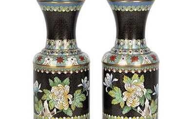 Paire de vases chinois en émaux cloisonnés polychromes sur bronze doré. Hauteur : 39 cm