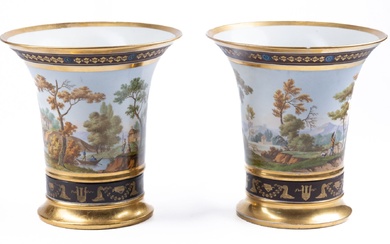 Paire de vases en porcelaine de Paris sur socle, décors de paysage, h 23 cm,...