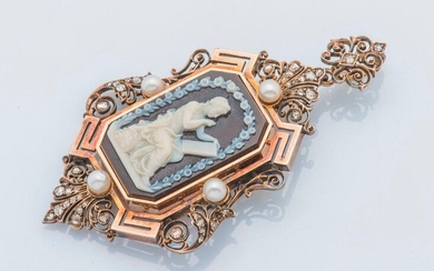 Pendant in 18K yellow gold (750 thousandths) adorned with an agate cameo depicting a schoolmaster under a floral frame, set in a geometric frame, enhanced with four pearls, shouldered and supported by a floral motif enhanced with rose-cut diamonds.