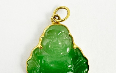 Pendentif figurant un bouddha rieur en jade sculpté serti sur une monture en or jaune...