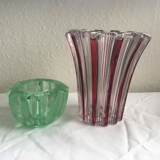 Pierre D'Avesn: A clear glass vase with red stripes and a star-shaped green glass bowl. Stamp signed P. D'Avesn. H. 7–16.5 cm. Diam. 11–15 cm. (2)