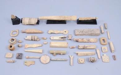 Probablement Smyrne ou ses environs, période romaine 44 objets en os sculptés Long. max. 13,5...