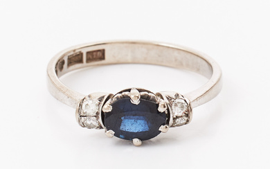 RING, 18k rhodium plated white gold, oval faceted sapphire, 4 small brilliant cut diamonds, Hellström & Åhrling Ab, Stockholm 1984.