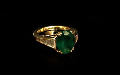 RING in yellow gold set with an oval-cut emerald (about...