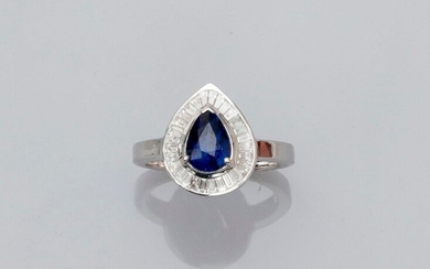 Ring featuring a pear-shaped platter in white gold, 750 MM, centered on a pear-cut sapphire weighing 1.97 carat in a row of baguette-cut diamonds, size: 54, weight: 5.75gr. rough.