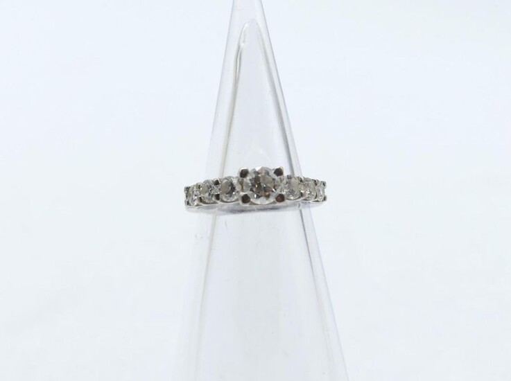 Ring in 18 ct white gold set with 1 brilliant +/- 0.50 ct and 6 brilliants +/- 0.70 ct - 4.1 g (Size: 48)