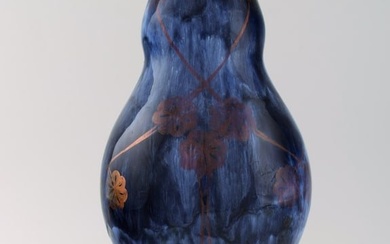 Royal Doulton, England. Large unique vase in glazed ceramics. Beautiful glaze in shades of blue with