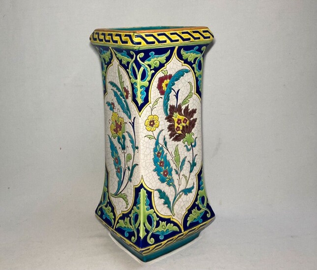 SARREGUEMINES Vase quadrangulaire en faïence à décor floral dans des réserves H.: 39.5 cm