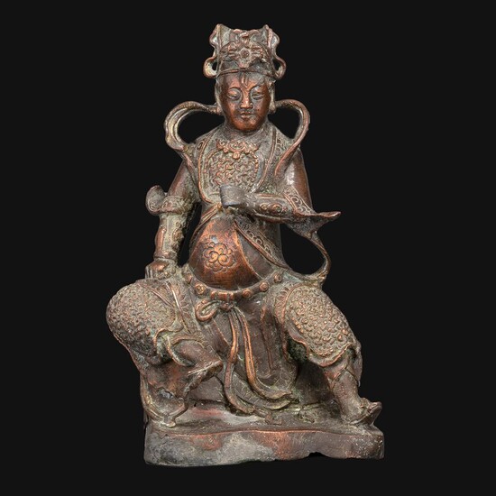 STATUETTE en cuivre, représentant une divinité taoïste à trois yeux, vêtue d'une armure, et assis sur un socle. (Restauration...