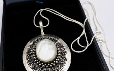 STERLING SILVER SUARTI MOTHER OF PEARL NECKLACE.