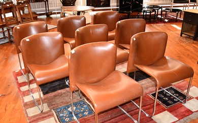 Série de huit chaises vintage chromées tubulaires, garnies de cuir brun