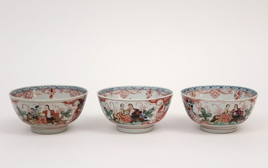Série de trois huitièmes plats chinois en porcelaine "Amsterdam Bont" avec un décor polychrome avec...